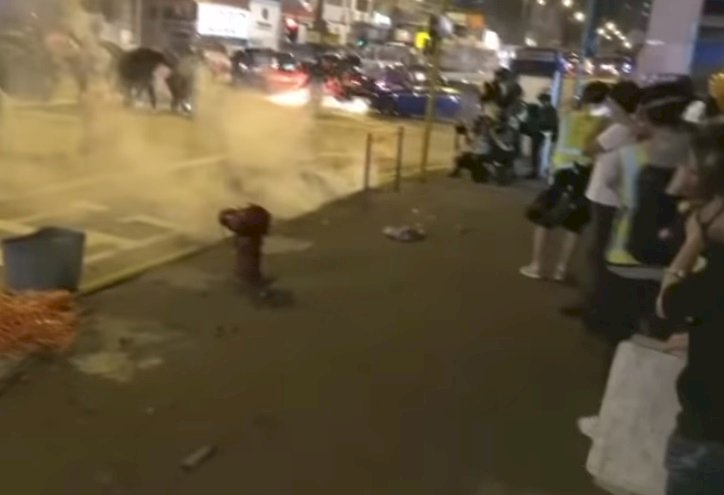 港多處示威者續與警對峙 催淚彈與汽油彈互擲