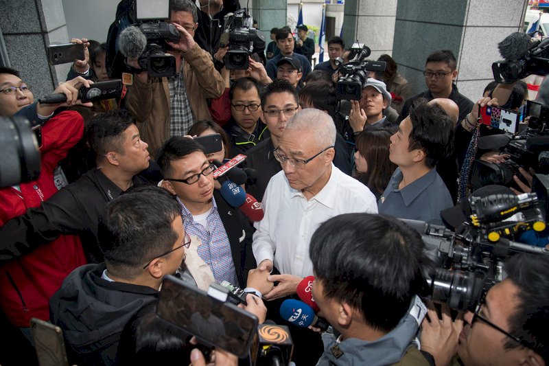 國民黨公布不分區立委名單後,引發黨內青壯派不滿,台北市議員羅智強等人13日晚間到中央黨部靜坐抗議,14日上午國民黨主席吳敦義(中)進黨部前與他們對話,吳敦義說,不分區立委無法做到每人都滿意,他一路都沒有對不起任何人。
