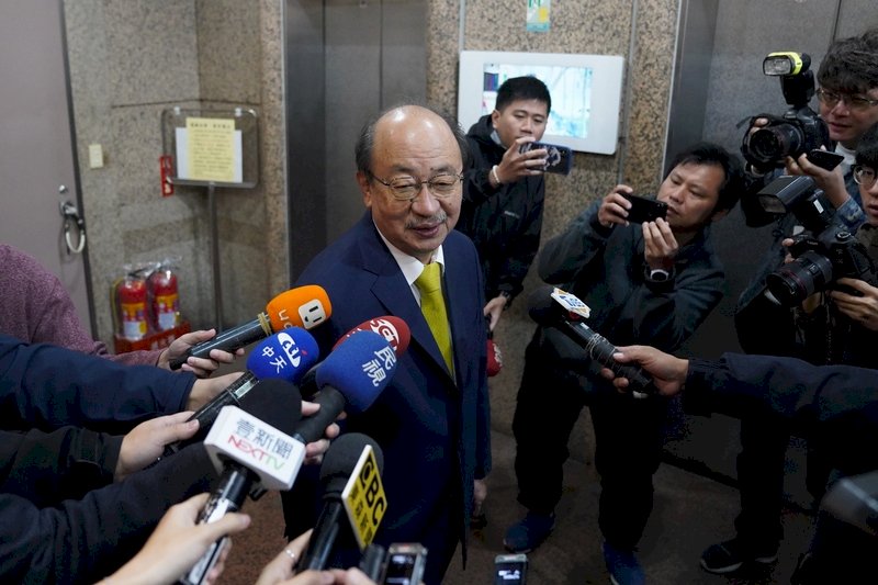 民進黨14日下午召開中執會討論不分區名單,民進黨立法院黨團總召柯建銘(中)出席,會前接受媒體訪問。