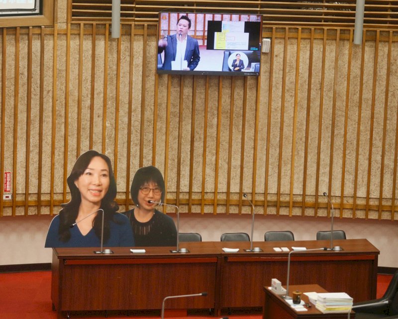 因涉及國民黨總統參選人韓國瑜豪宅案而備受關注的高雄市政府觀光局主秘高美蘭近日接連因休假、事假及公假出國而未列席高雄市議會市政總質詢,民主進步黨籍高雄市議員認為高美蘭迴避備詢,14日將韓國瑜妻子李佳芬(左)、高美蘭(右)的人形立牌擺放在議場中。