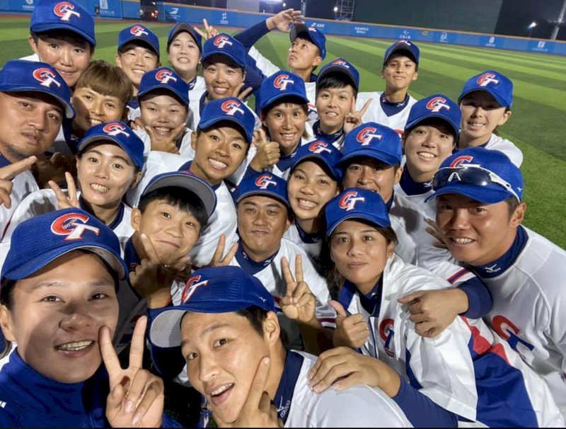 2019年第2屆亞洲女子棒球錦標賽,中華隊14日複賽與中國隊交手,中華隊投打發揮,以15比0、4局拿勝,取得冠軍戰門票,15日將再度碰上強敵日本,盼能復仇成功,將冠軍盃抱回台灣。(中華女棒隊教練顏良吉提供)
