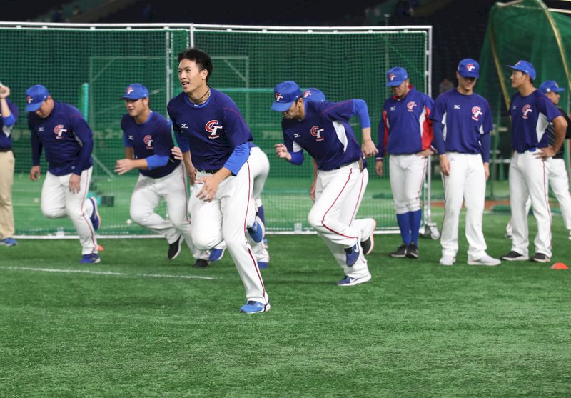 世界12強棒球賽複賽，中華隊15日在東京巨蛋交手美國隊，選手在場內熱身。