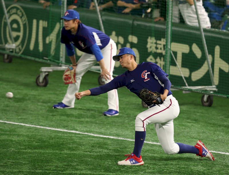 世界12強棒球賽複賽，中華隊15日在東京巨蛋交手美國隊，中華隊黃子鵬（前）與投手群一起在場內熱身。