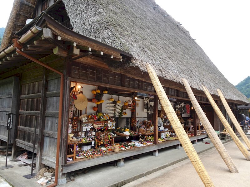 在日本富山縣五箇山菅沼合掌村經營鄉土料理餐廳「吾郎平」的老闆中島慎一說，他與家人住的合掌屋有170多年歷史。菅沼的合掌屋很多約有200年歷史。