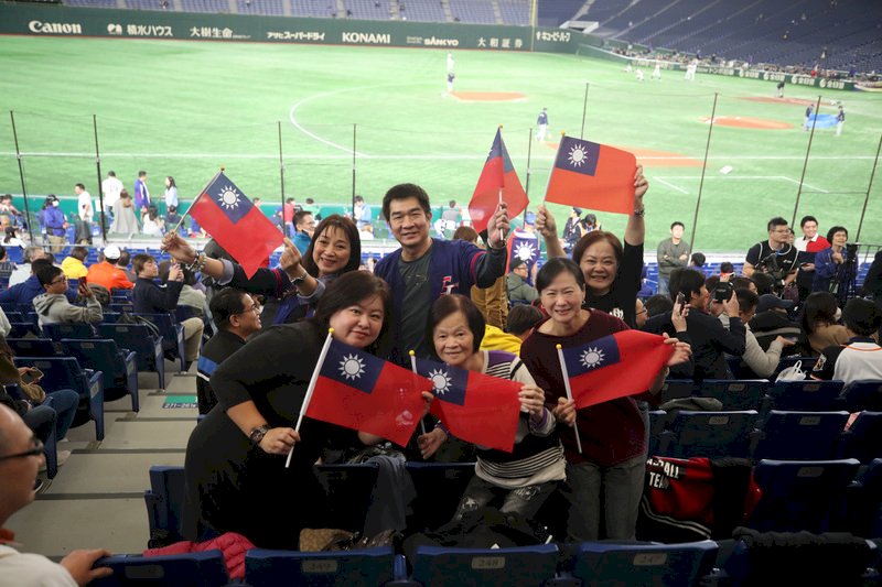 世界12強棒球賽複賽，中華隊15日交手美國隊，球迷帶著國旗為中華隊加油打氣。