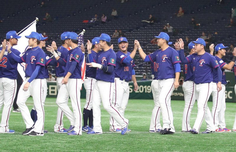 世界12強棒球賽複賽，中華隊15日在東京巨蛋交手美國隊，賽前選手擊掌進場。