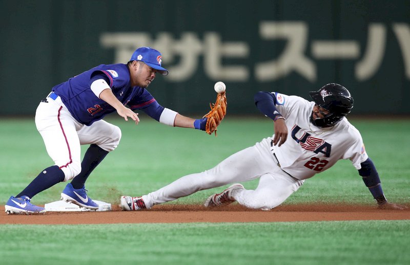 世界12強棒球賽複賽，中華隊15日在東京巨蛋交手美國隊，1局下美國隊艾德爾（Jordon Adell）（右）敲出安打上到一壘，接著盜壘上二壘。