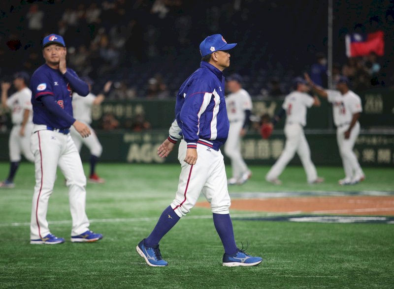 世界12強棒球賽複賽，中華隊15日在東京巨蛋交手美國隊，7局下遭美國隊的2分砲逆轉戰局，以2比3吞敗，賽後，中華隊總教練洪一中（前中）離場。(圖：中央社)