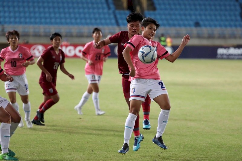 2019國際女子足球友誼賽，15日晚間在台北田徑場由中華隊與泰國隊交手，中華隊卓莉萍（前）與泰國球員激烈爭球，雙方終場以1比1踢和。