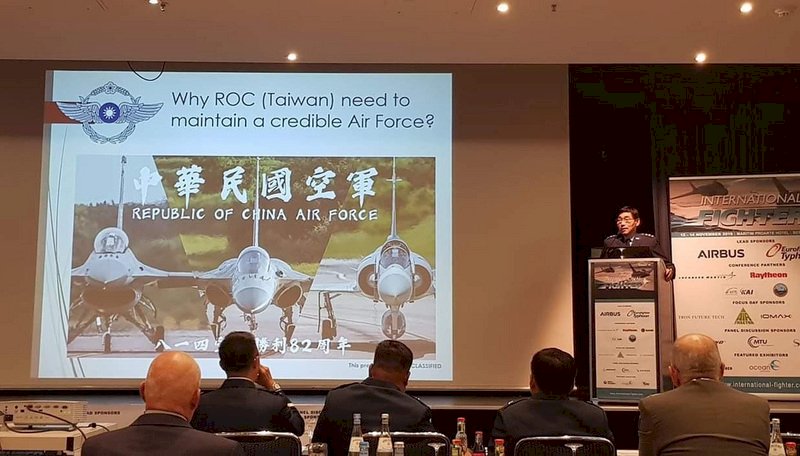 台灣軍官出席國際戰鬥機會議 著軍服演講