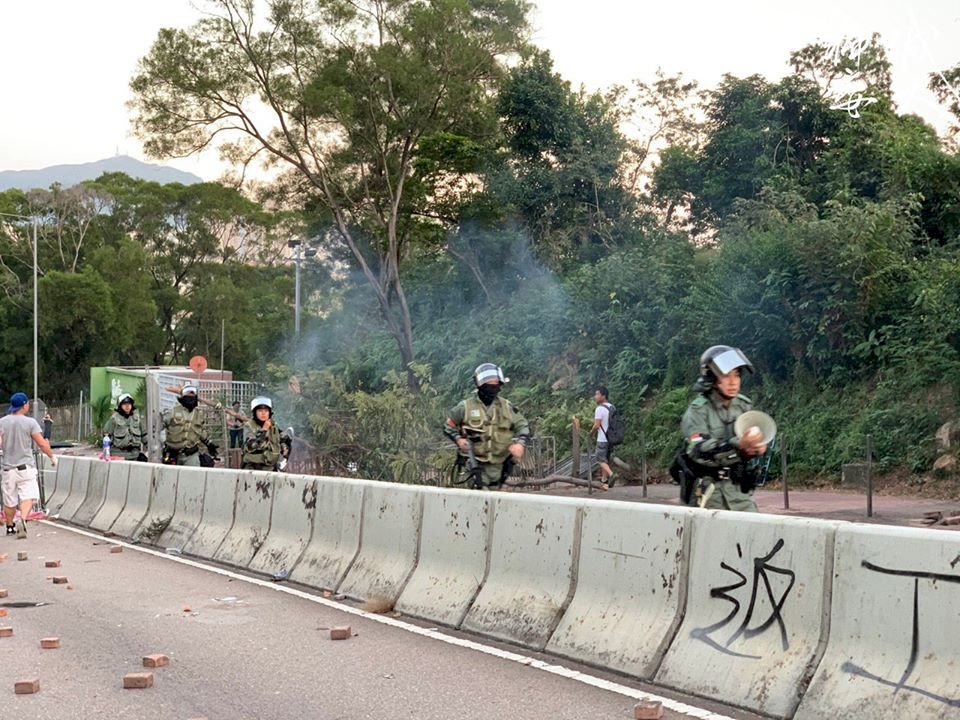城大清路障市民與黑衣人爭執 遭擲汽油彈
