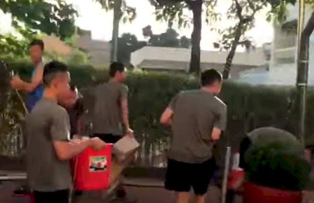 駐港解放軍九龍塘軍營外 協助清理路障
