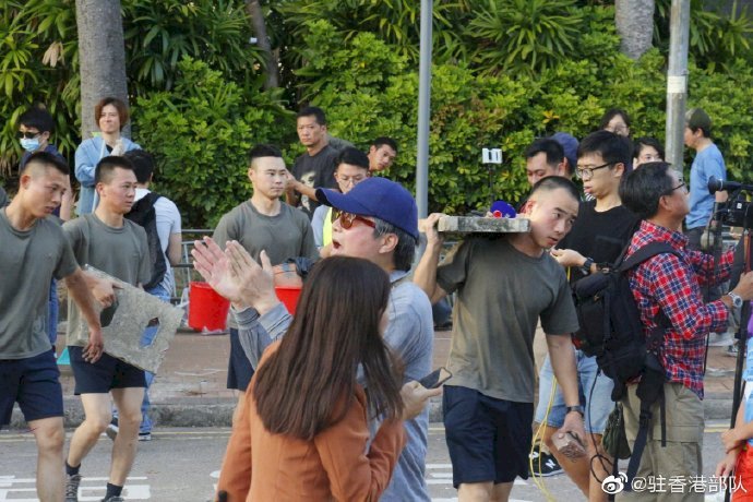 解放軍駐港部隊清路障 泛民主派：溫水煮青蛙