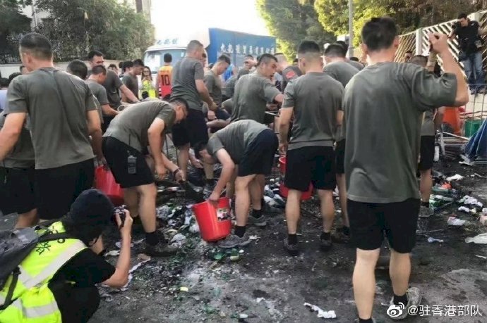 解放軍駐港部隊清路障 軍事專家：不違法
