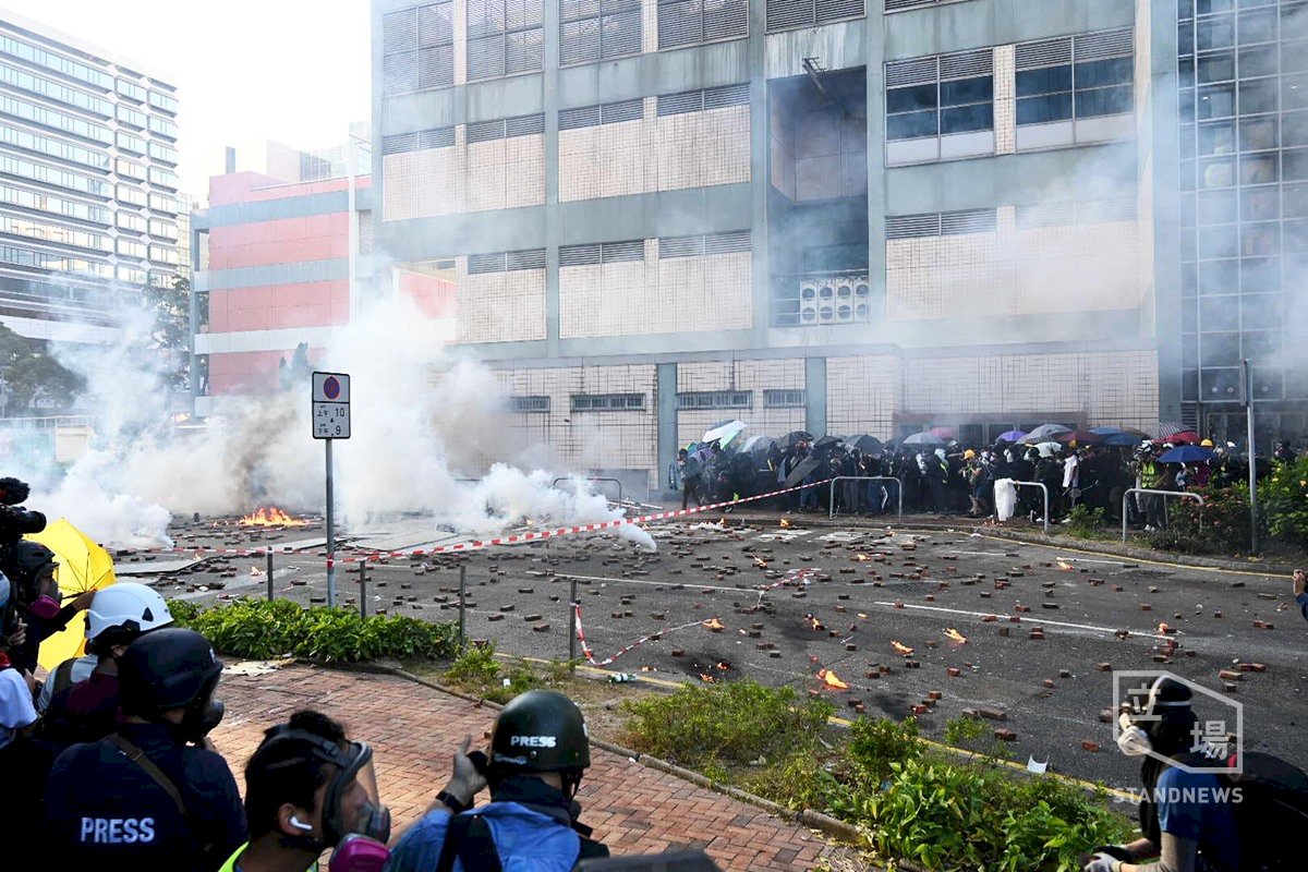 港警說做各一套 示威學生想出校園被催淚彈轟回去