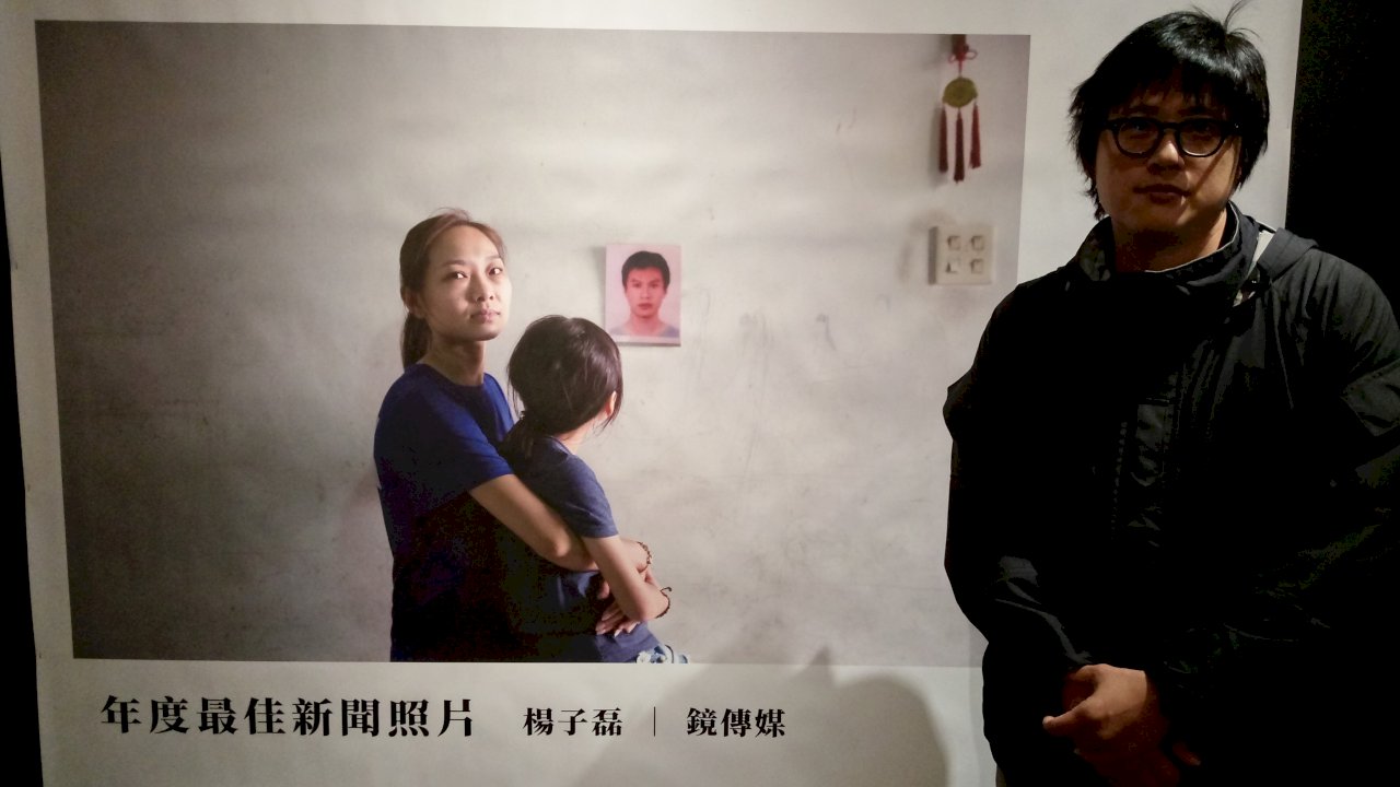 台灣新聞攝影大賽特展 看見染血行李箱、過勞死鼻酸照