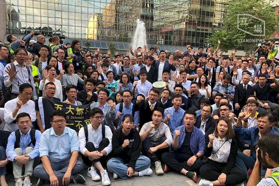 香港區選泛民大勝 僵局化解仍難樂觀