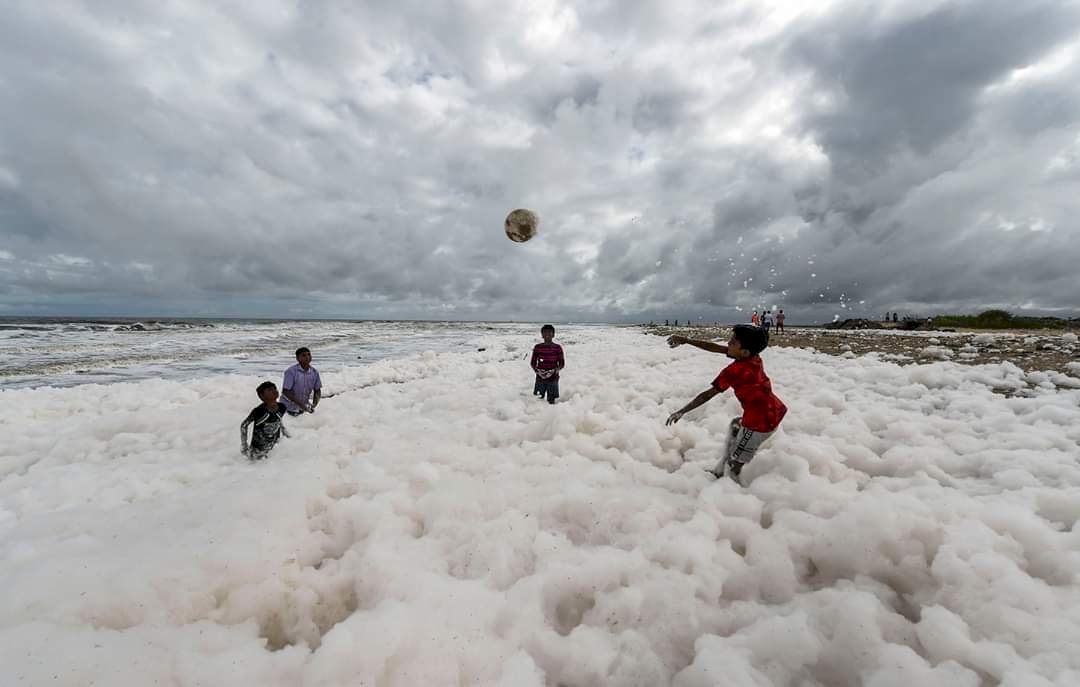 印度海灘白色毒泡沫 釀新一波污染危機