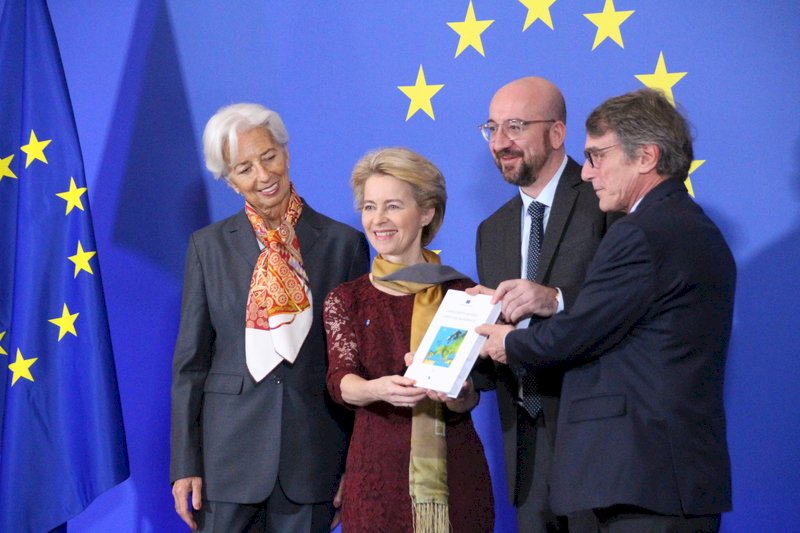 今天是里斯本條約生效10週年，歐洲中央銀行總裁拉加德（左起）、歐盟執委會主席范德賴恩、歐洲理事會主席米歇爾及歐洲議會議長薩索里4位歐盟機構領導人齊聚一堂。(圖：中央社)