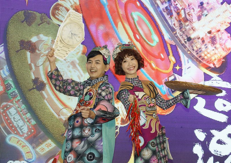 台北市2020跨年晚會「這裡我們混大的」主持人黃子佼（左）與Lulu黃路梓茵（右）2日出席宣傳記者會，特別送上辣椒與金錶，希望跨年夜當天能有好天氣。