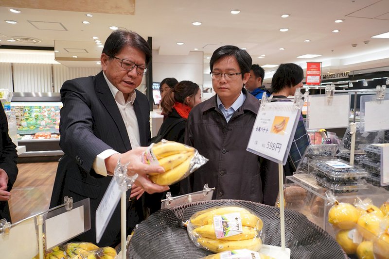 屏東縣長潘孟安（左）1日以一天時間來回日本，到東京查看銷售和供貨情形，潘孟安2日表示，希望獲得GGAP認證，爭取進軍東京奧運選手食材。（屏東縣政府提供）