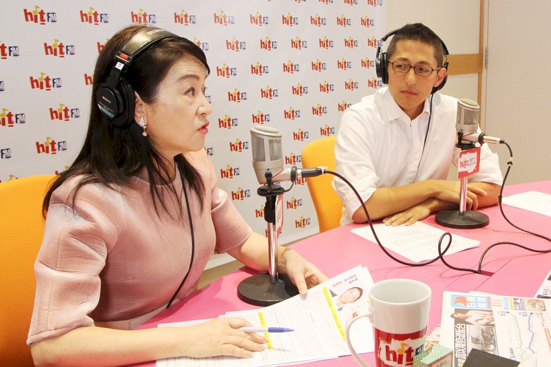 民進黨台北市第3選區立委參選人吳怡農(右)日前發起全民下架吳斯懷活動,他3日接受廣播節目專訪表示,國民黨不分區立委參選人吳斯懷和中共政權友好,不適任當立委,盼國民黨能順民意調整。(Hit Fm周玉蔻嗆新聞製作單位提供)