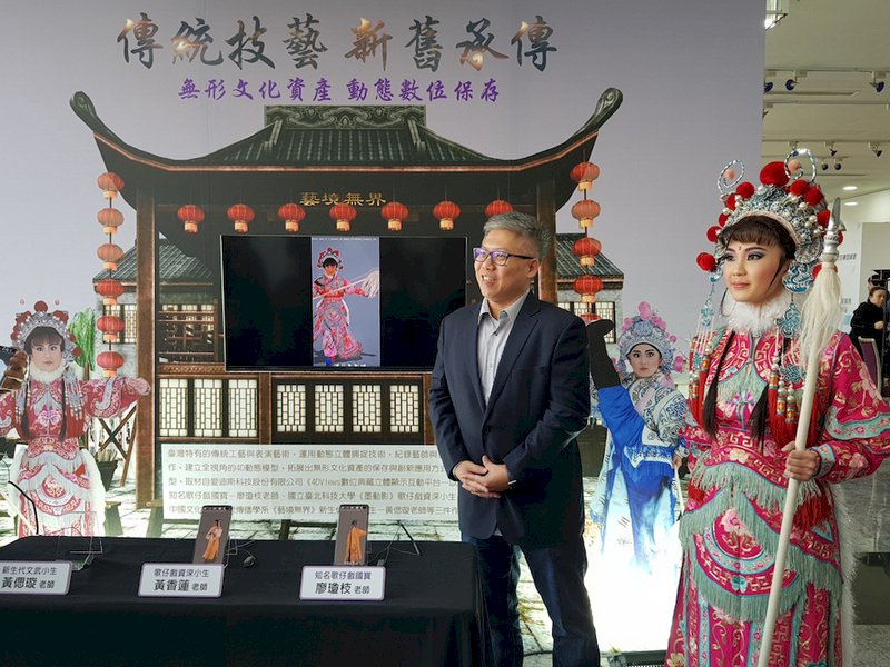 文化部在前瞻計畫支持下打造IP內容實驗室,從法國引進最新的4DViews動態立體虛擬攝影系統,3日舉行分享會,現場以行動裝置呈現歌仔戲4D模型,新生代歌仔戲演員黃偲璇(右)也特別以全身裝扮親臨展示區,展現虛實互動。