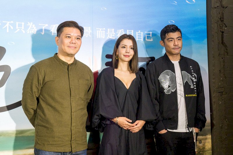 新加坡新銳導演王國燊(左)在台拍攝電影「絕世情歌」,3日在台北舉行首映會,他會前也率演員李毓芬(中)、王柏傑(右)接受媒體聯訪。