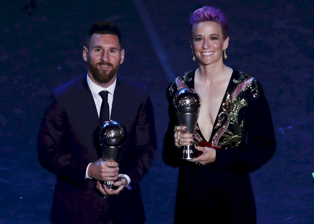 2019年的金球獎(Ballon d'Or)由梅西(Lionel Messi)和拉皮諾(Megan Rapinoe)獲獎。(美聯社/達志影像)