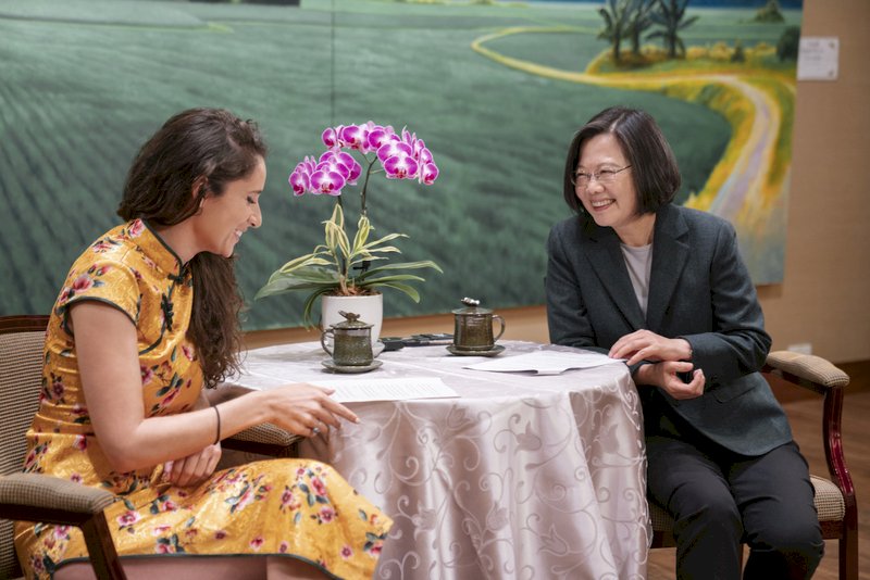 總統蔡英文(右)5日接見「來去總統府住一晚」第8組賓客,並接受美國籍塔米爾(Alyne Tamir)(左)訪問,暢談有關台灣民主發展進程,及身為台灣第一名女性領導人心路歷程。(文總提供)