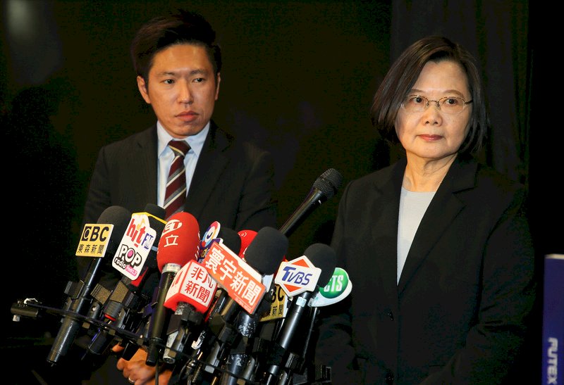 總統蔡英文(右)5日受訪時表示,關西大阪辦事處這件事情,是境外假消息所衍生出來不幸事件,希望全體社會都從這件事件得到教訓,不要讓假消息造成社會對立。