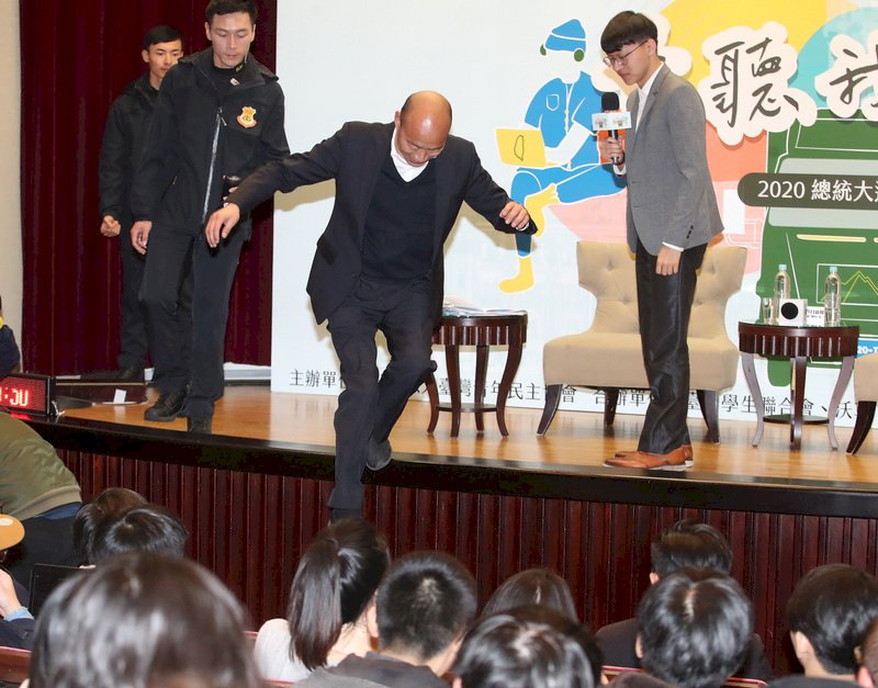台灣青年民主協會等團體5日晚間在台北國際會議中心舉辦「青聽我們說-2020總統大選青年論壇」,國民黨總統參選人韓國瑜(中)出席和青年對談,活動結束後,韓國瑜從舞台一躍而下,到第一排與學子合影。