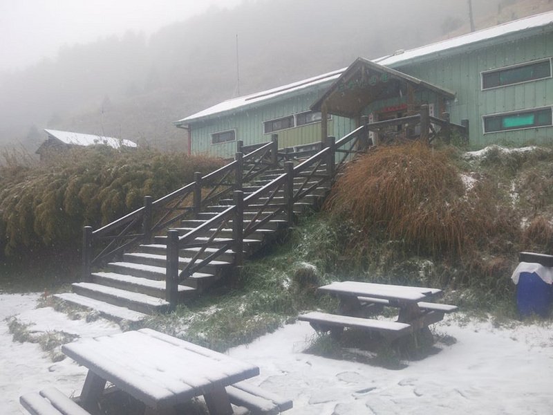 受東北季風及南方雲系影響,全台降溫有雨,海拔逾3000公尺的雪山三六九山莊6日降下白雪。(布農卡里布灣高山協作提供)