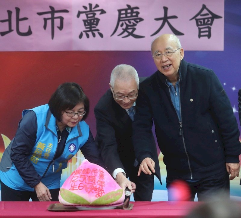 國民黨主席吳敦義(中)6日上午在中央黨部出席國民黨台北市黨部舉行的國民黨125週年黨慶大會,與國民黨榮譽主席吳伯雄(右)共同切壽桃。