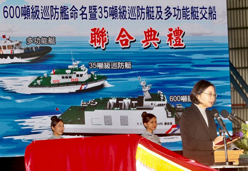 總統蔡英文(右)6日南下高雄,主持「600噸級巡防艦命名暨35噸級巡防艇及多功能艇交船聯合典禮」,致詞肯定海巡及廠商對「國艦國造」的努力。