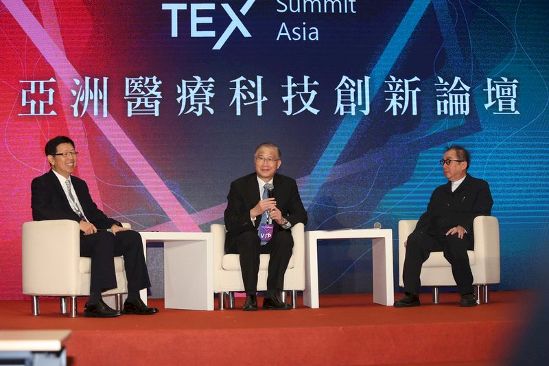 2019亞洲醫療科技創新論壇6日在南港展覽館登場,由前台大校長楊泮池(中)主持,邀請鴻海董事長劉揚偉(左)、廣達董事長林百里(右)對談。