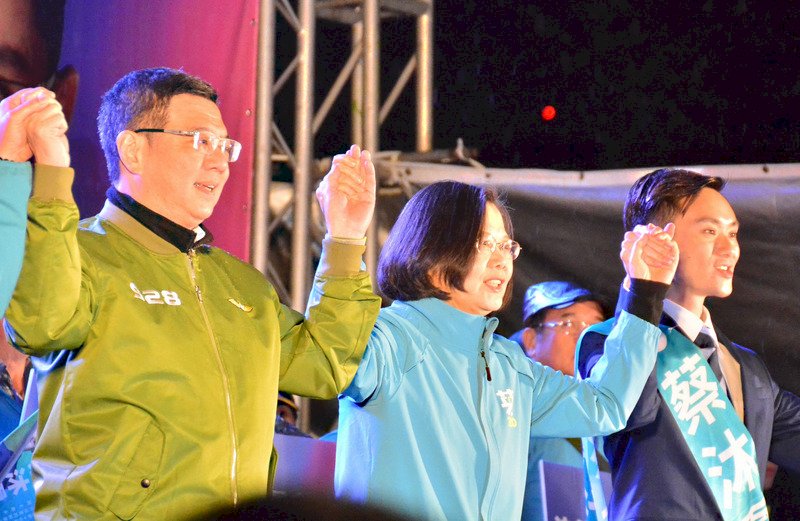 總統蔡英文(中)、民進黨主席卓榮泰(左)6日為黨籍新北市立委參選人蔡沐霖(右)站台助選,並期盼蔡沐霖成為正義化身,為雙和及台灣民眾挺身而出。