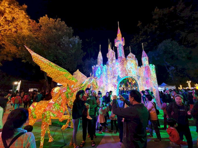 屏東公園耶誕燈飾「金色奇幻童話世界」，被新加坡媒體列為耶誕、跨年最佳打卡地點。
