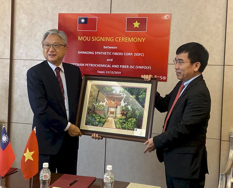 越南油氣集團副總裁黎春玄（右）贈送紀念畫作給予新纖董事長吳東昇（左）。