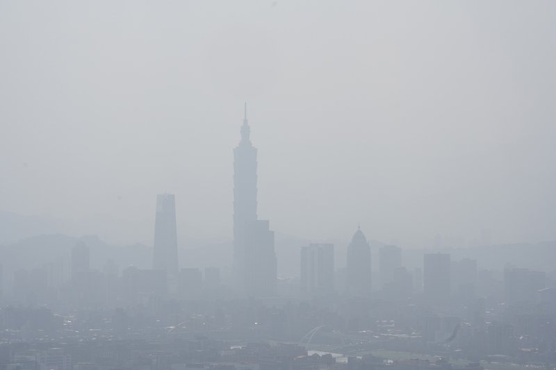 受東北季風挾帶境外污染物影響，12日北部空氣品質多為普通等級，建議民眾減少戶外活動。圖為台北市的能見度。