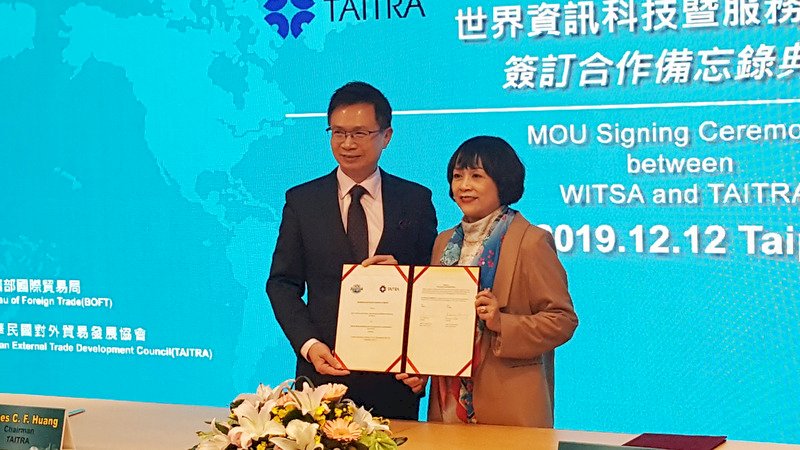 中華民國對外貿易發展協會董事長黃志芳（左）與世界資訊科技暨服務業聯盟（WITSA）主席邱月香（右）12日代表簽署合作備忘錄，將合作協助台灣資通訊產業拓展全球商機。