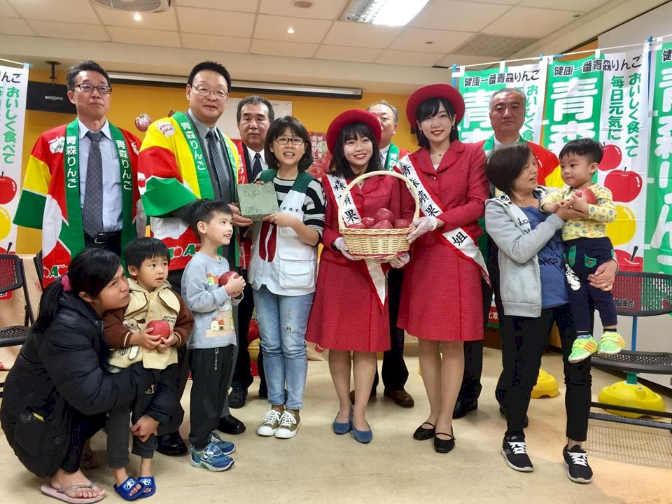青森蘋果連17年捐助家扶兒 送暖也激起善循環 (影音)