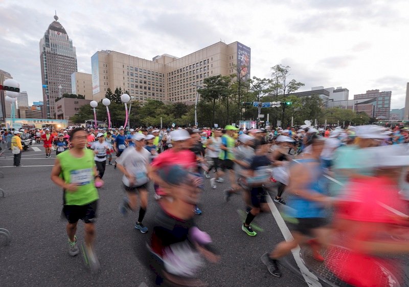 2019台北馬拉松15日在台北市政府前廣場開跑，吸引2萬8000名國內外跑者共襄盛舉。