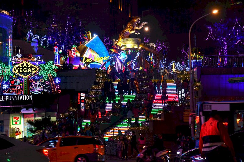 耶誕節腳步逐漸接近，台北市東區街頭充滿耶誕氣氛，15日台北市府轉運站可見許多璀璨燈飾，讓民眾感受耶誕氛圍。