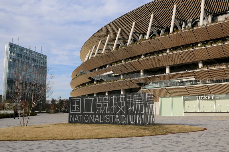 2020年東奧主場館名為國立競技場，建築大量使用木材。館外圍360度有屋簷設計，用的是全日本47個都道府縣的杉木、松木，依各縣方位設置。