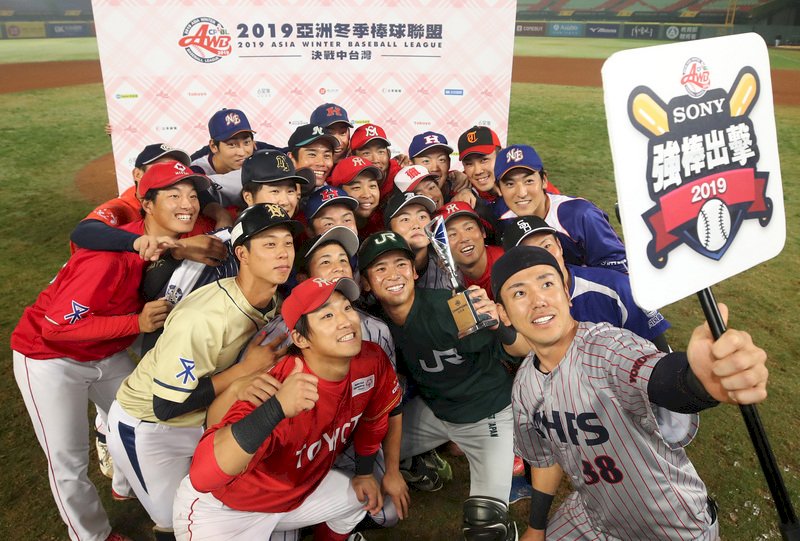 亞洲冬季棒球聯盟15日在台中洲際棒球場進行冠軍戰，日本社會人隊最終以4比2擊敗日職紅隊，拿下冠軍，選手在場內自拍留念。