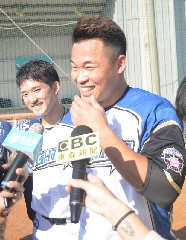 旅日職棒明星王柏融（右）18日與日本火腿隊球星杉谷拳士（左），出席玉山盃青棒守備訓練營。