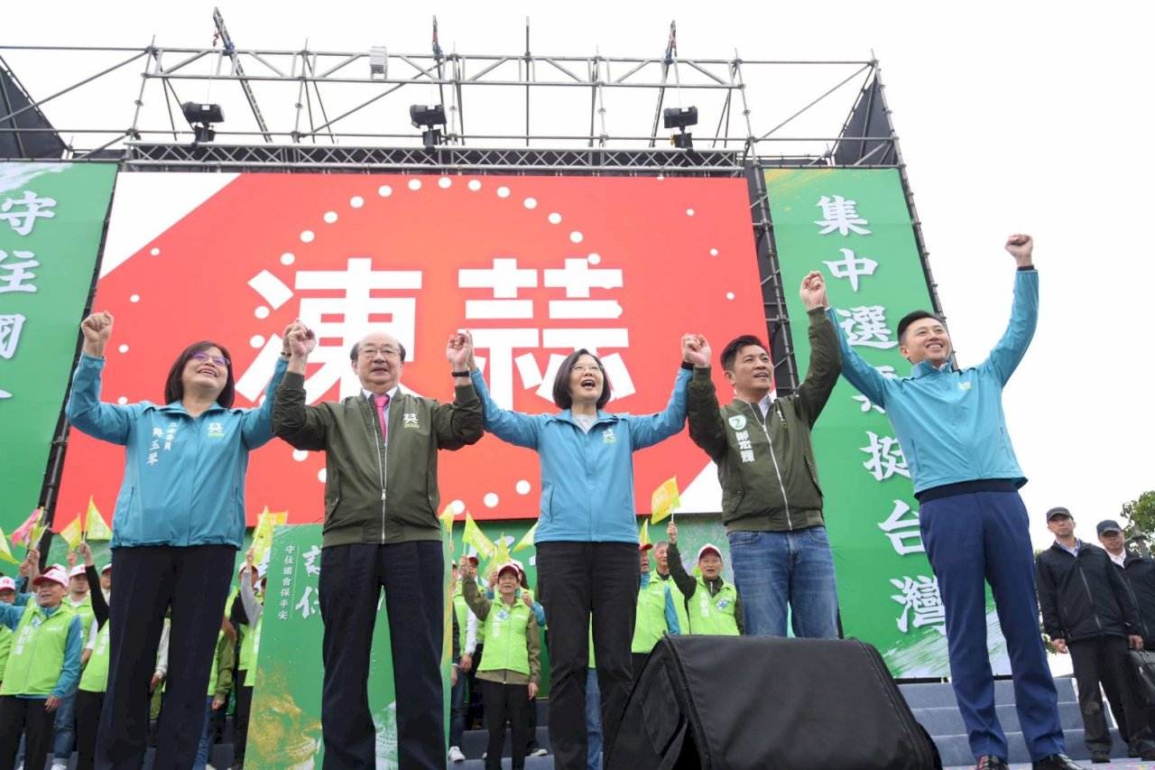 蔡總統桃園新竹折返跑 用主權牌大催票