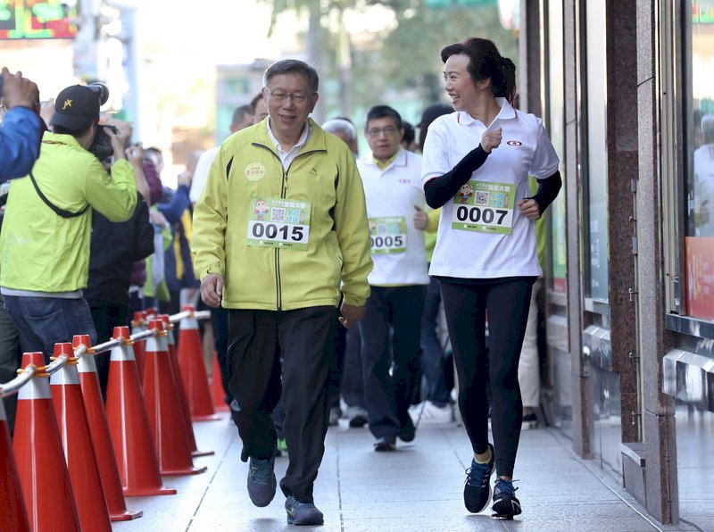 台北市長柯文哲（前左）、新光人壽慈善基金會執行長吳欣盈（前右）4日上午出席第39屆新光摩天大樓登高大賽，為活動揭開序幕。