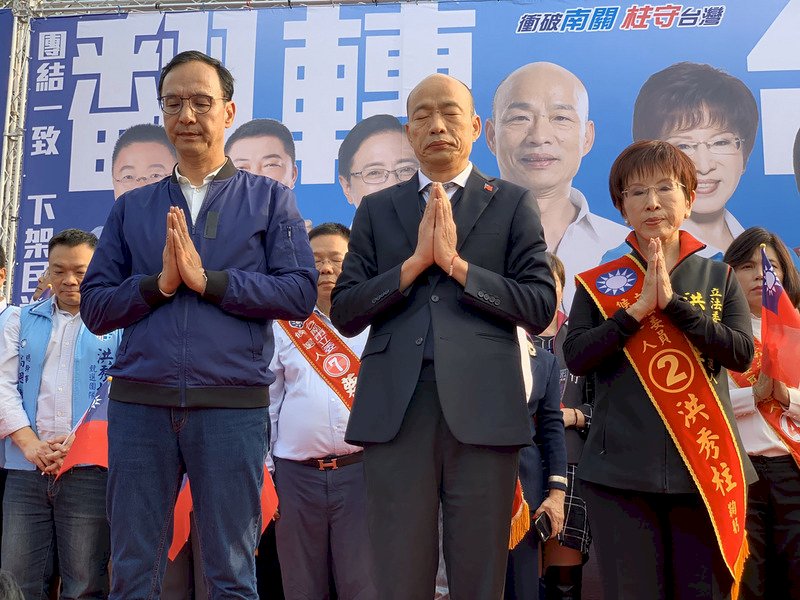 國民黨總統候選人韓國瑜（中）4日至台南與前新北市長朱立倫（左）、台南立委候選人洪秀柱（右）合體，並為罹難黑鷹將士默哀。